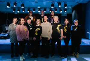 Näyttelijä Sami Uotila yhdessä FinFami Pohjanmaan työntekijöiden kanssa_kuva Heli Anttiroiko