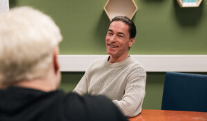 Näyttelijä Sami Uotila puhui nuorille toivosta FinFami Pohjanmaan tilaisuudessa_kuva Heli Anttiroiko