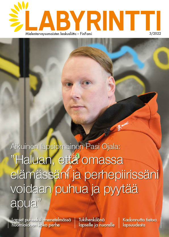 FinFamin Labyrintti-lehden kannessa aikuinen lapsiomainen Pasi Ojala_kuva Marika Finne