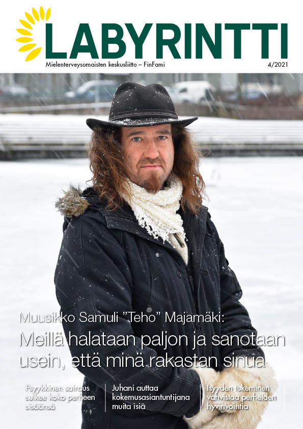 FinFamin Labyrintti-lehden 4/2021 kansikuvassa muusikko Teho Majamäkisa seisoo talvisessa maisemassa_kuva Marika Finne