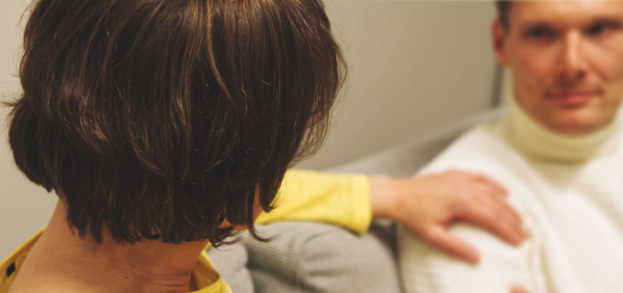 Nainen lohduttaa miestä.