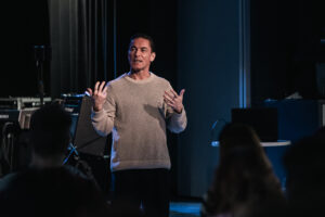 Näyttelijä Sami Uotila puhui FinFami Pohjanmaan tilaisuudesssa nuorille mm. kiusaamisesta_kuva Heli Anttiroiko