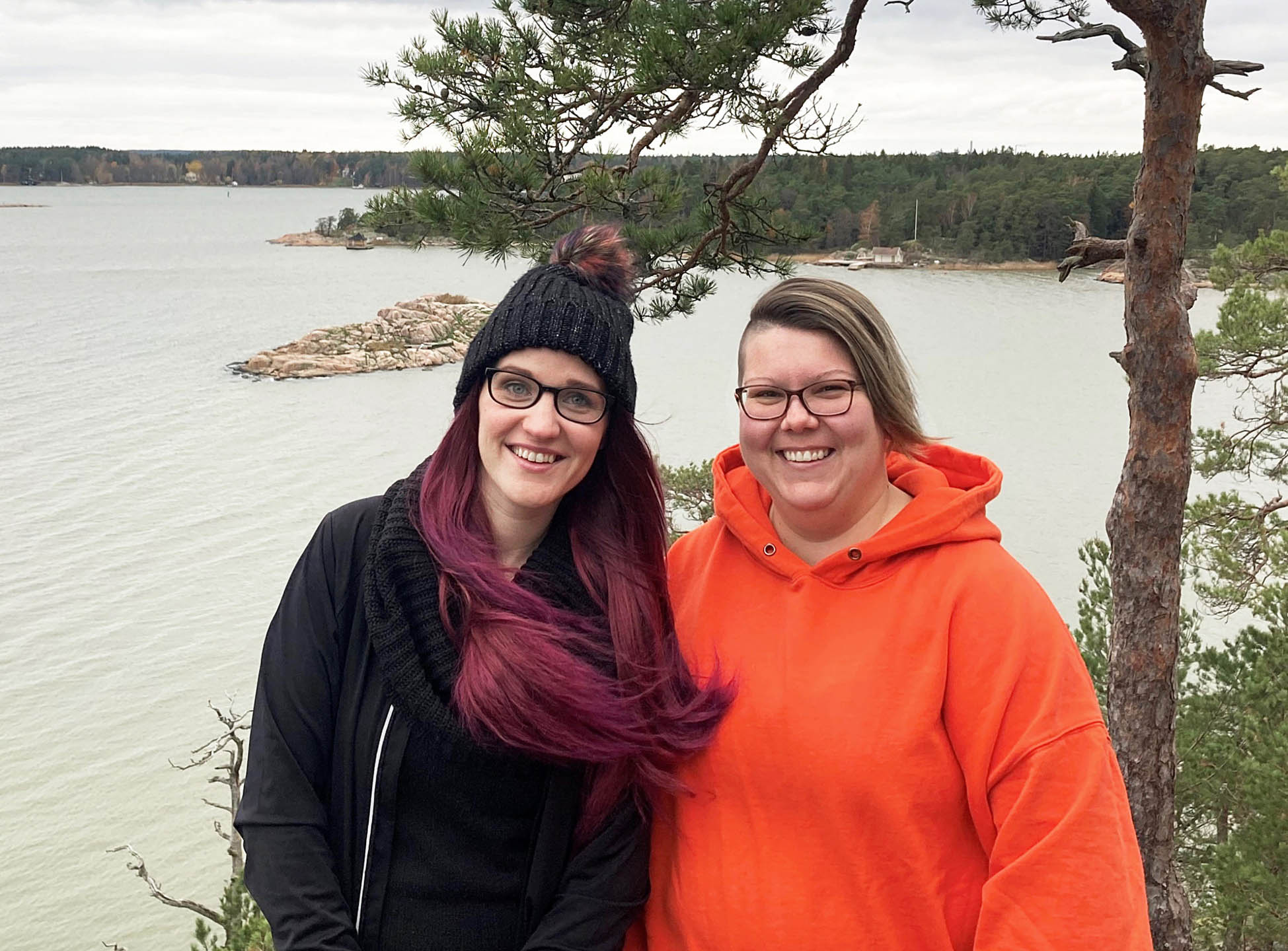 Kaksi nuorta FinFamin vapaaehtoistoimijaa Nelli Santala ja Annika Forth