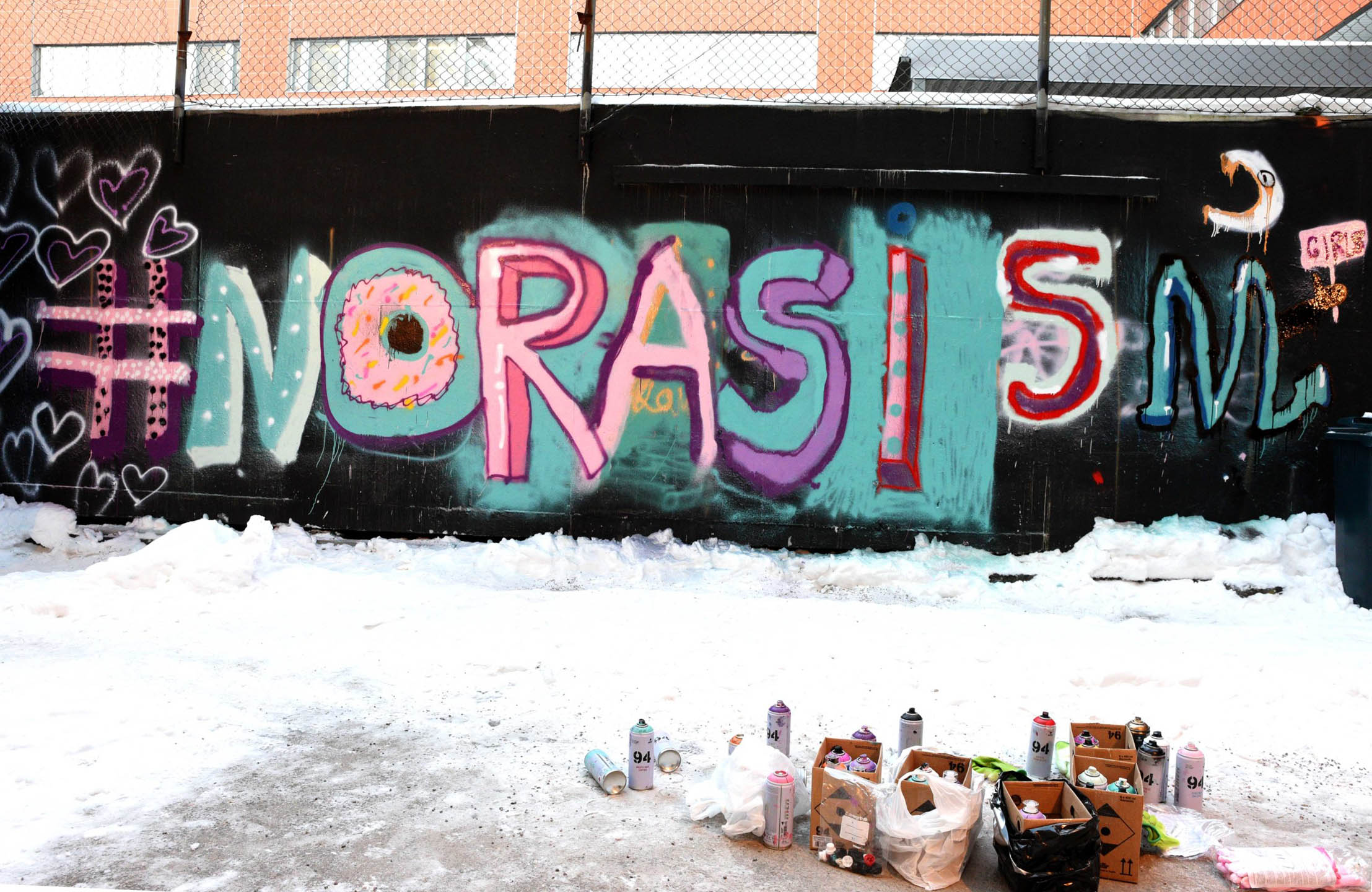 Maahanmuuttajatyttöjen graffitityöpajassa luomisen iloa