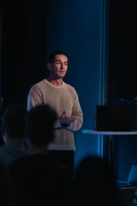 Näyttelijä Sami Uotila puhui nuorille FinFami Pohjanmaan tilaisuudessa kuva Heli Anttiroiko