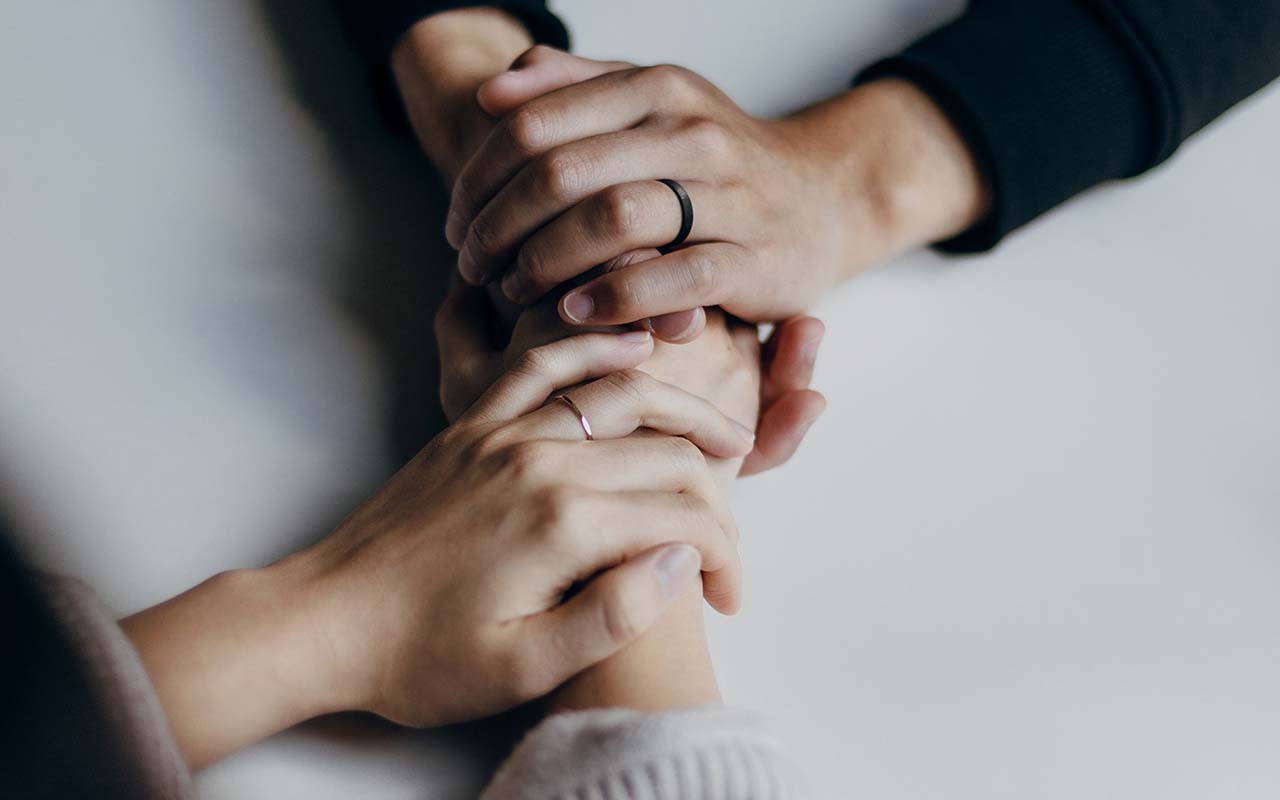 FinFamin Labyrintti 2/2021 jutun artikkelikuva, jossa pidetään toista kädessä_kuva Priscilla du Preez/Unsplash