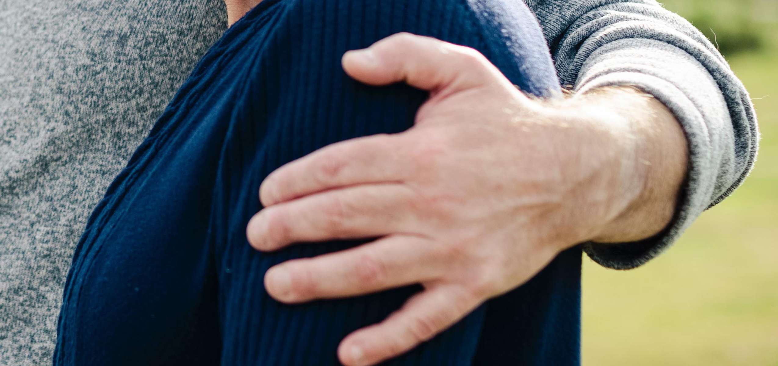 Henkilö tukee vanhusta.