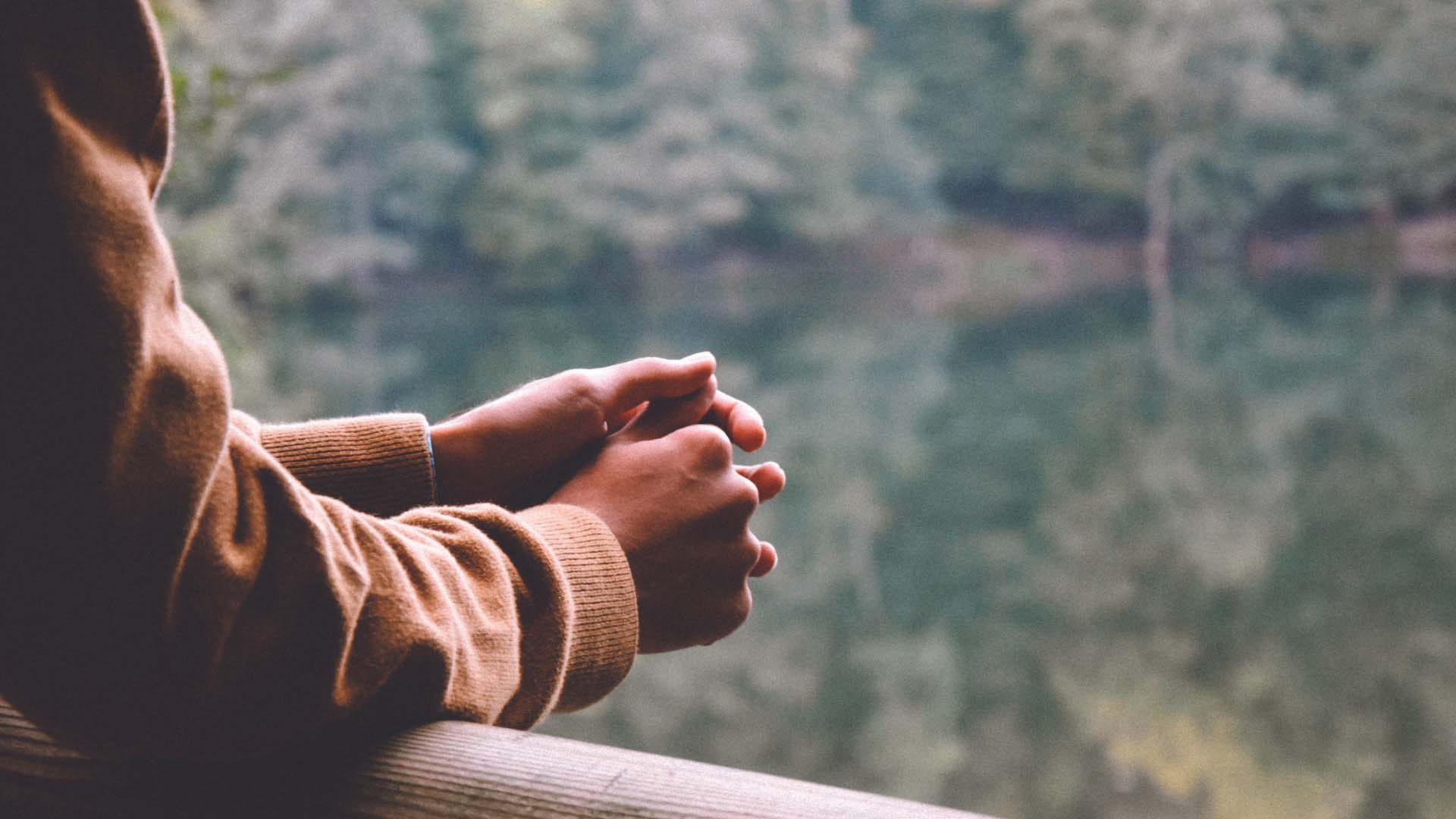 Nuori tasapainoilee puistonpenkillä